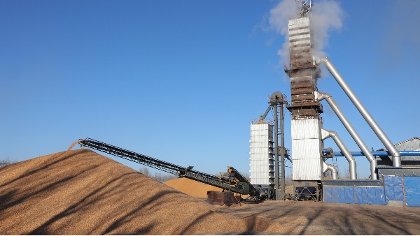 烘糧噸成本降至28元！300噸烘干塔用上秸稈直燃熱風爐，相比燃煤一天節(jié)省一萬六！