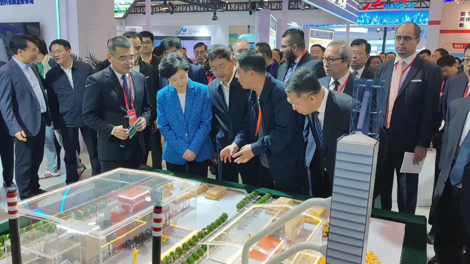 海倫利民秸稈直燃鍋爐亮相APEC技展會，工信部副部長徐曉蘭蒞臨參觀